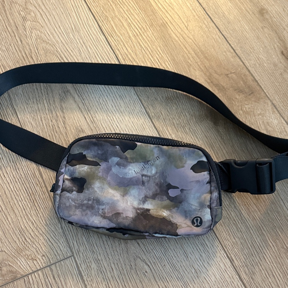 lululemon athletica Camouflage Belt Bag - Black and Brown
